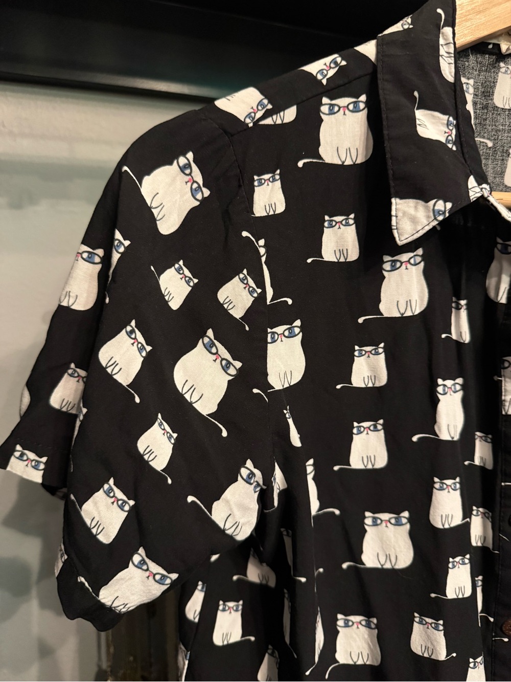 Black Short-Sleeve Cropped Button-Up Shirt with Cat Print 😻🖤 - Picture 4 of 8
